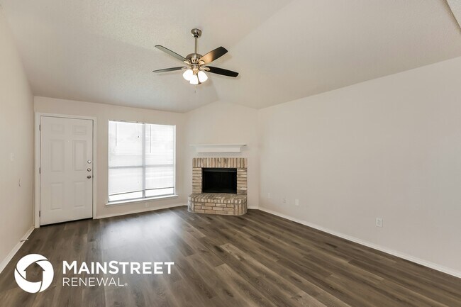 10836 Deauville Cir N in Fort Worth, TX - Foto de edificio - Building Photo