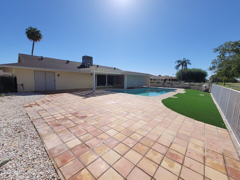 17230 N Country Club Dr in Sun City, AZ - Building Photo