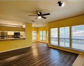 6501 Columbia Oaks Ct, Unit 3B in Austin, TX - Building Photo - Building Photo