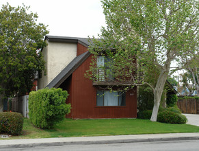 2427 Orange Ave in Costa Mesa, CA - Foto de edificio - Building Photo