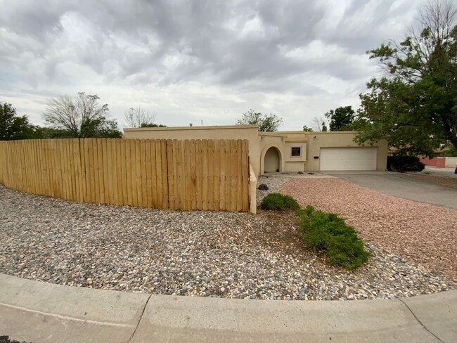 1941 Lee Loop NE in Rio Rancho, NM - Building Photo - Building Photo