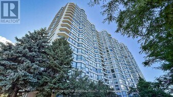 7300 Yonge St in Vaughan, ON - Building Photo
