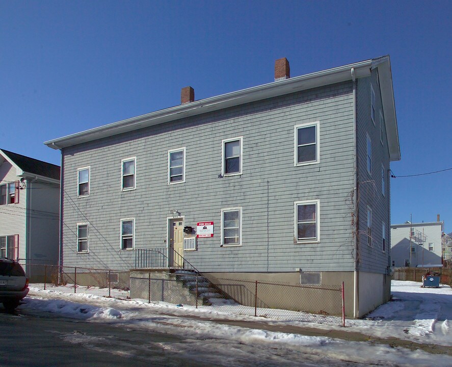 435 4th St in Fall River, MA - Foto de edificio