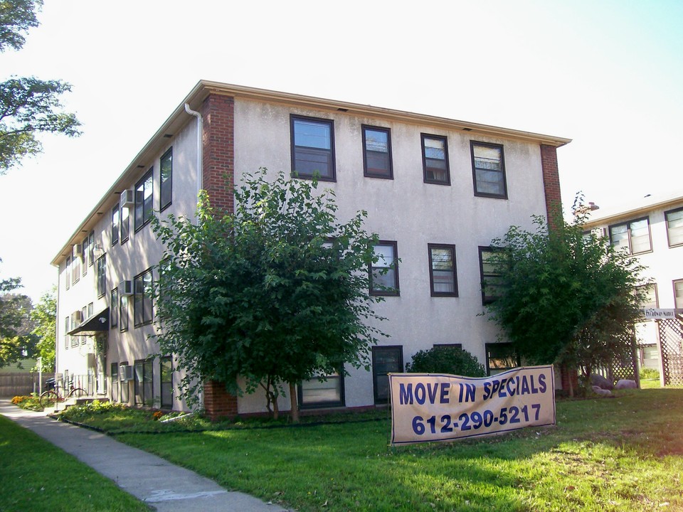 3833 W Broadway Ave in Minneapolis, MN - Building Photo