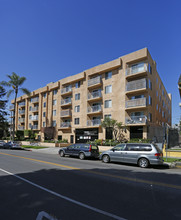 Hobart Villa Apartments in Los Angeles, CA - Building Photo - Building Photo