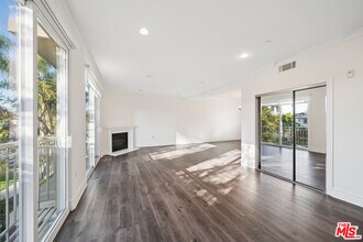 1050 S Holt Ave in Los Angeles, CA - Building Photo - Building Photo