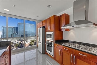 4525 Dean Martin Dr in Las Vegas, NV - Building Photo - Building Photo