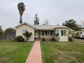 1831 Inyo St in Bakersfield, CA - Building Photo