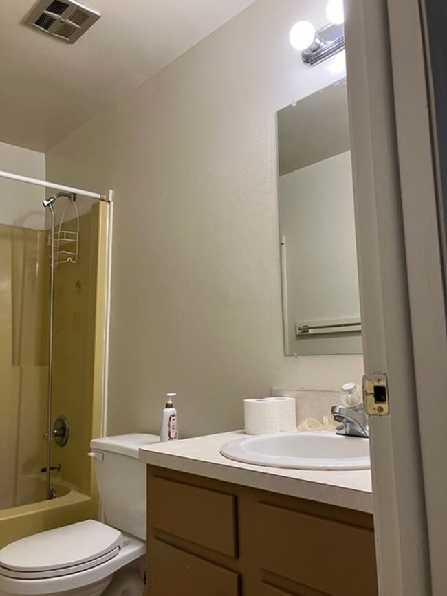 9037 Cedar Lake Rd in Pinckney, MI - Building Photo - Building Photo