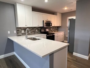 1326 W Sackett St in Springfield, MO - Building Photo - Building Photo