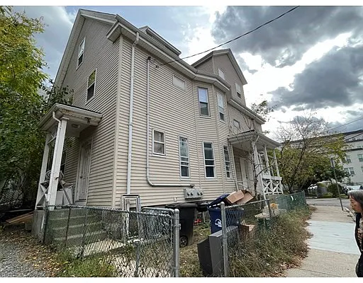 50 Burnett St, Unit 1 in Boston, MA - Foto de edificio - Building Photo