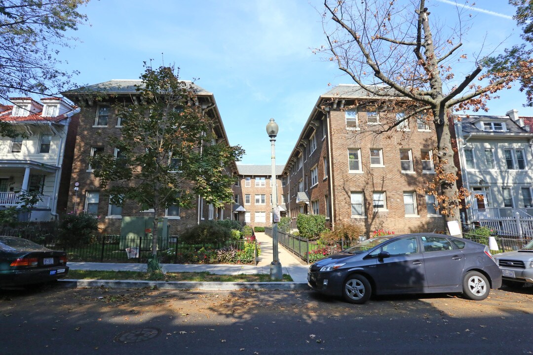 1725 Lanier Pl NW in Washington, DC - Building Photo