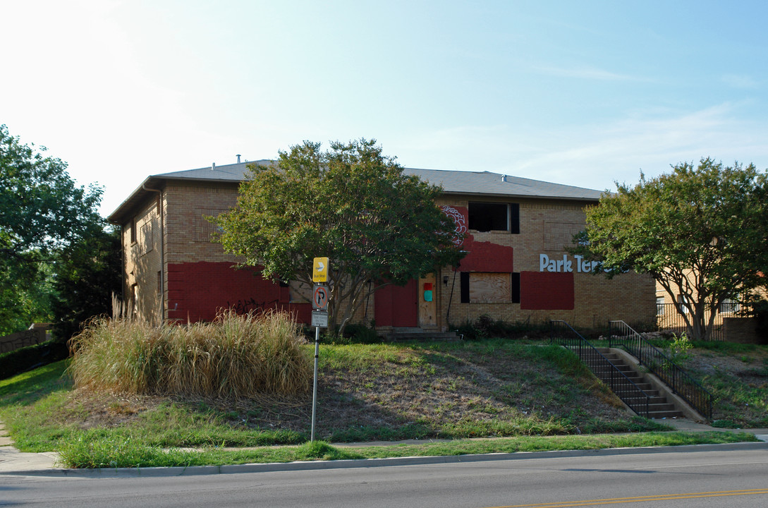 Park Terrace in Dallas, TX - Building Photo