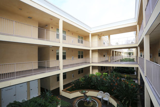 Haleakala Luxury Apartments in Sherman Oaks, CA - Foto de edificio - Building Photo