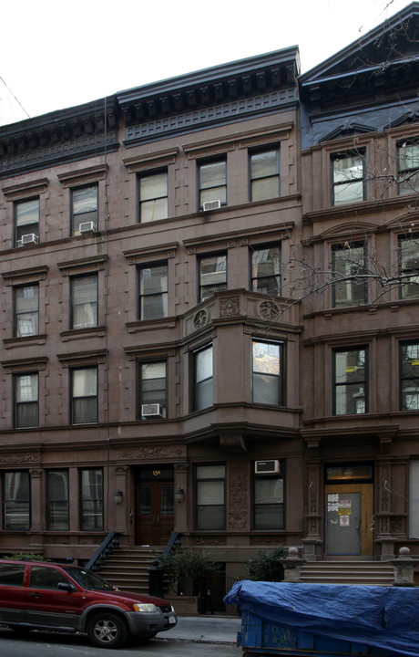 134 W 73rd St in New York, NY - Building Photo