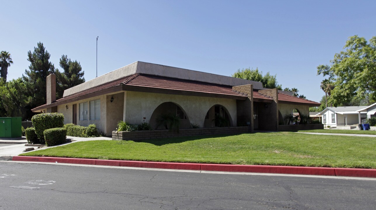 Oasis Palms Estates in San Bernardino, CA - Foto de edificio