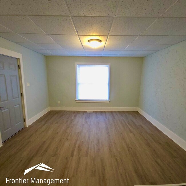 724 E Crawford St in Clay Center, KS - Building Photo - Building Photo