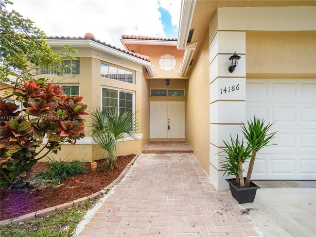 14186 SW 32nd St in Miramar, FL - Foto de edificio - Building Photo