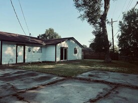 5275 Berard Cir in Beaumont, TX - Building Photo