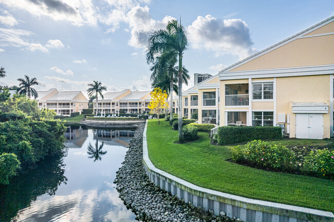 St. Thomas in Naples, FL - Foto de edificio - Building Photo