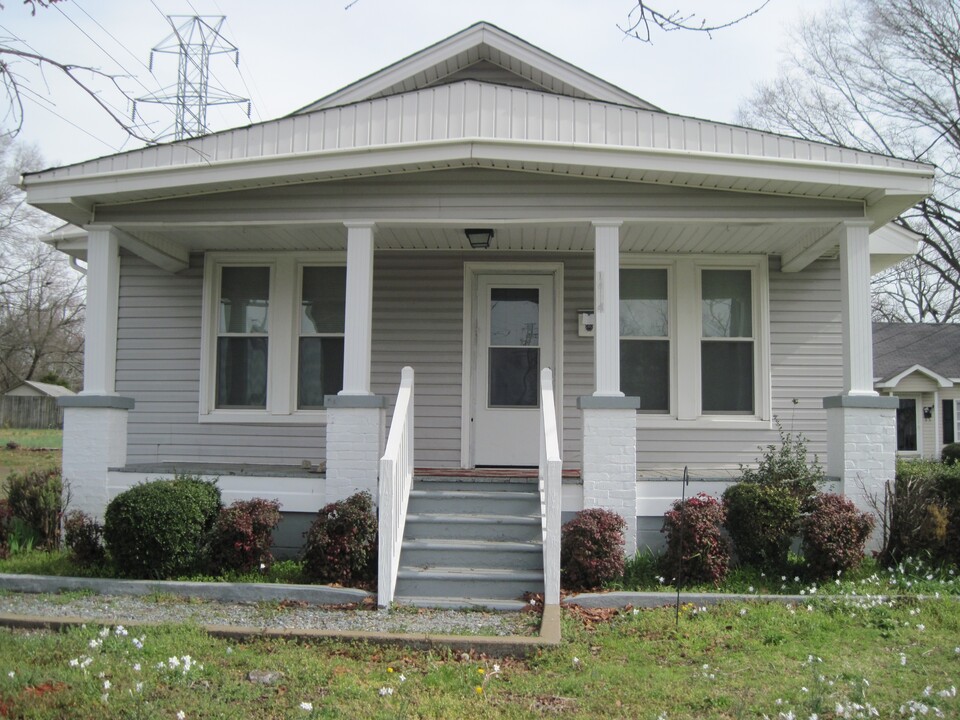 1404 N Charlotte Ave in Monroe, NC - Foto de edificio