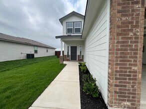 421 Jean St in Seguin, TX - Building Photo - Building Photo