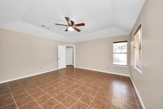 2102 Rolling Glen Dr in Spring, TX - Foto de edificio - Building Photo