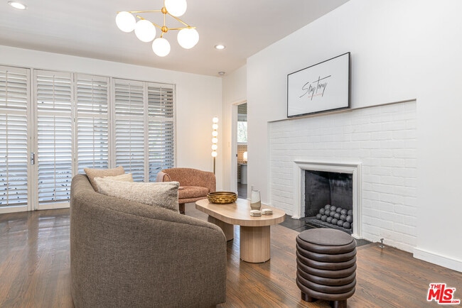 8911 Cynthia St in West Hollywood, CA - Foto de edificio - Building Photo