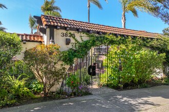 Villa Del Lago in Oakland, CA - Building Photo - Building Photo