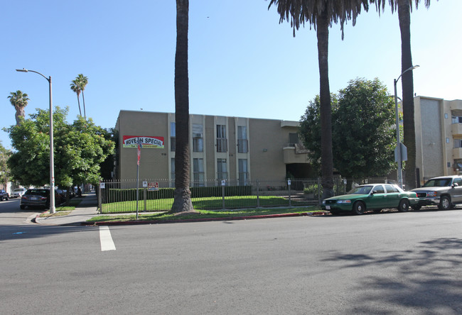 5555 Carlton Way in Los Angeles, CA - Foto de edificio - Building Photo