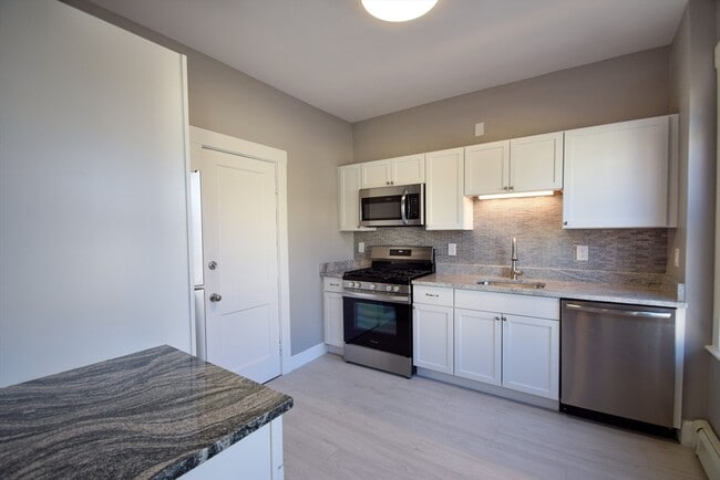 142 Sutherland Rd, Unit 2 in Boston, MA - Foto de edificio - Building Photo