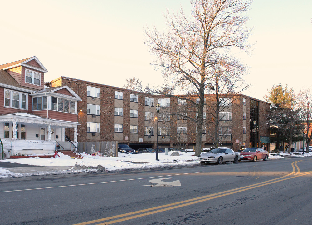 Bally Apartments in Hartford, CT - Foto de edificio