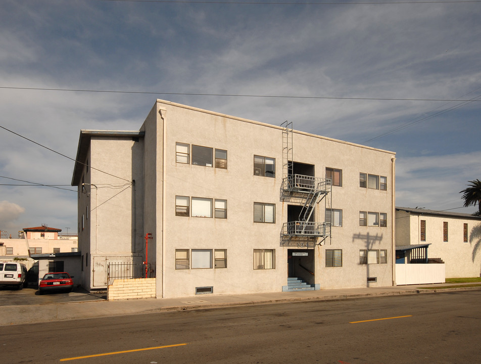 124 W 11th St in San Pedro, CA - Building Photo