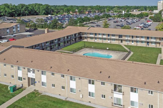 Huntington Club Apartments in Warren, MI - Building Photo - Building Photo