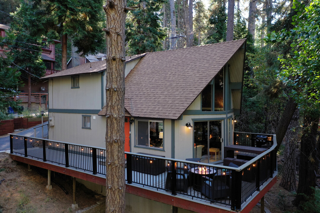 692 Sunderland Ct in Lake Arrowhead, CA - Building Photo