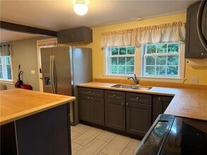 25 Rockland Rd in Scituate, RI - Foto de edificio - Building Photo