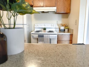 Stonehaven Apartments in Hazelwood, MO - Foto de edificio - Building Photo