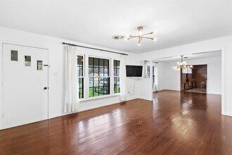 803 Peach St in Seguin, TX - Building Photo - Building Photo