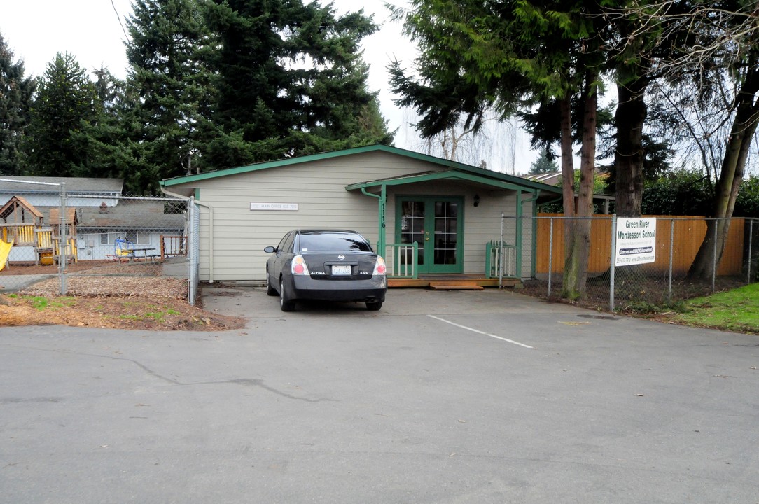 1116 Harvey Rd in Auburn, WA - Foto de edificio