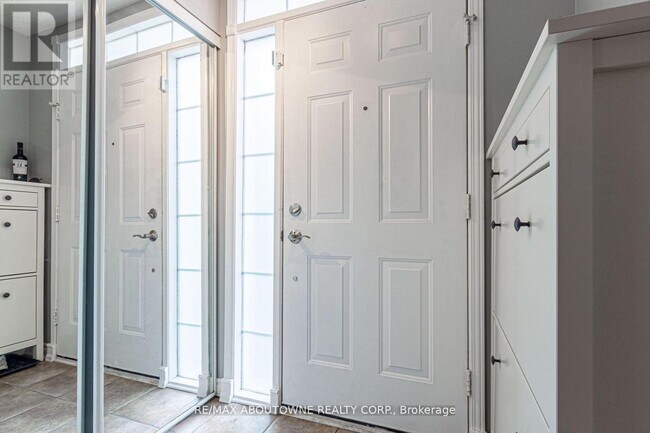 2230 Dale Ridge Dr in Oakville, ON - Building Photo - Building Photo