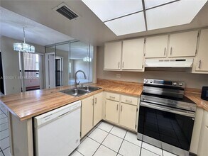 10893 NW 7th St in Miami, FL - Building Photo - Building Photo