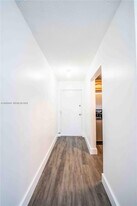 1945 NW 29th St in Miami, FL - Building Photo