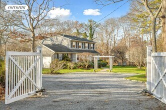 23 N Westbury Rd in Hampton Bays, NY - Building Photo - Building Photo
