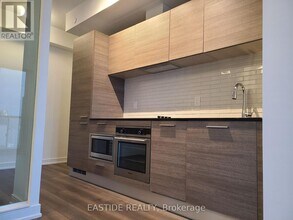3-3303 Gloucester St in Toronto, ON - Building Photo - Building Photo