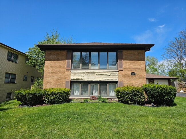 750 56th Pl, Unit 1 in Clarendon Hills, IL - Building Photo - Building Photo