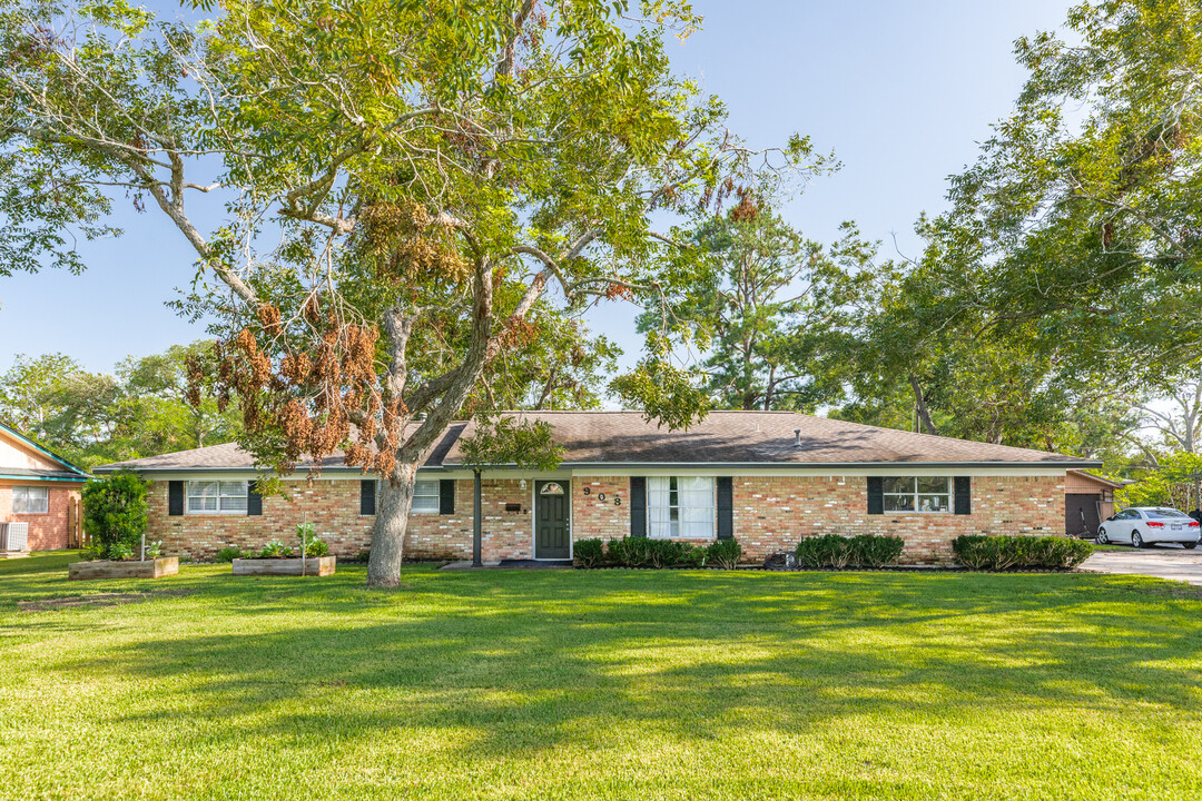 908 E Mulberry St in Angleton, TX - Foto de edificio