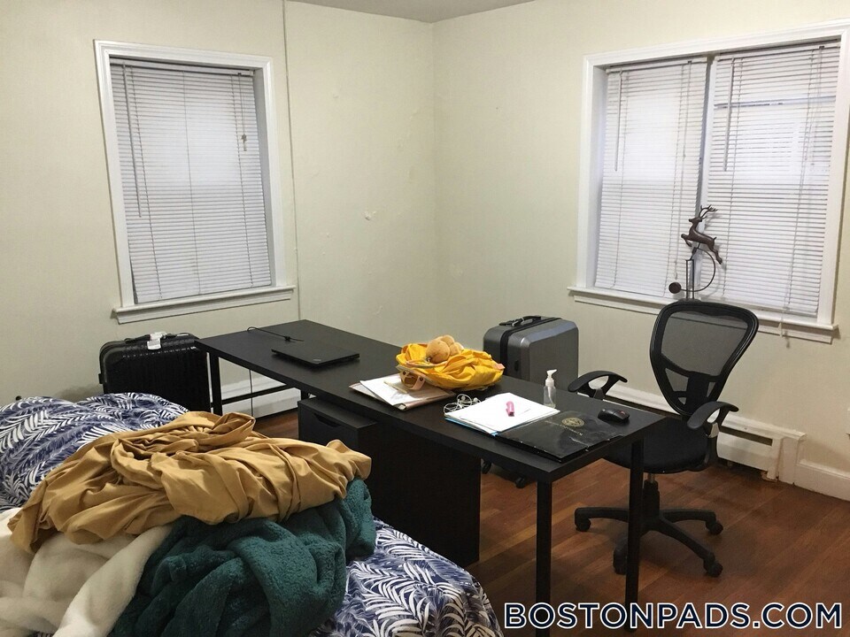 4 President Terrace in Boston, MA - Building Photo