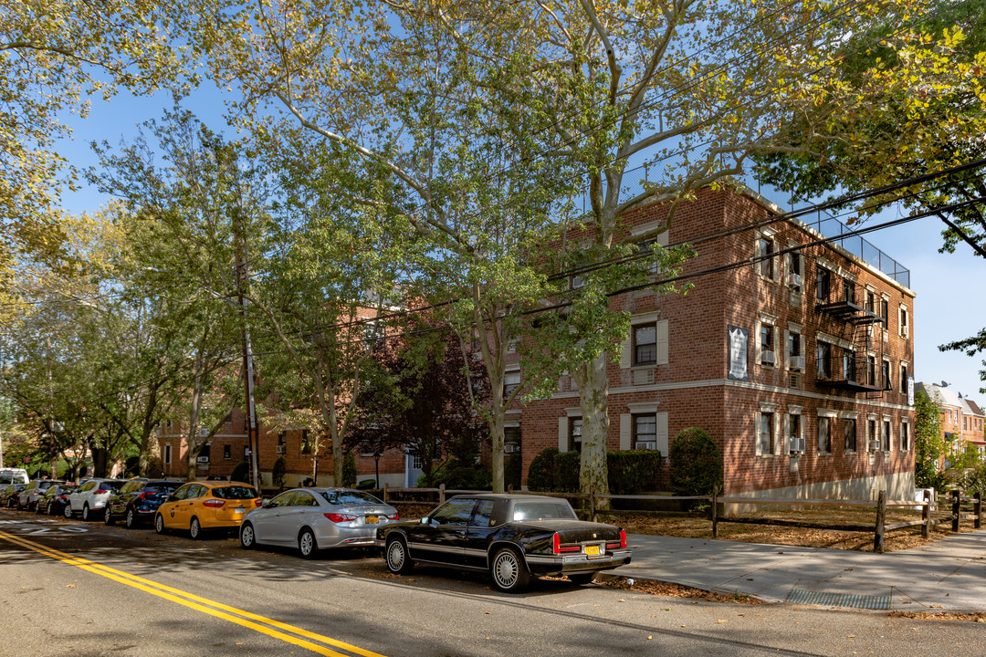 20306 43rd Ave in Flushing, NY - Building Photo