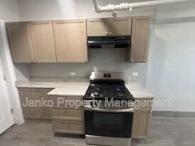 658 E 81st St in Chicago, IL - Building Photo