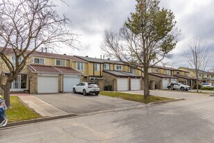 34 Newdawn Cres in Toronto, ON - Building Photo